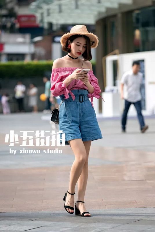 7月重庆美女街拍，遍地都是小黑鞋