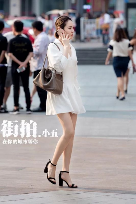 7月重庆美女街拍，遍地都是小黑鞋